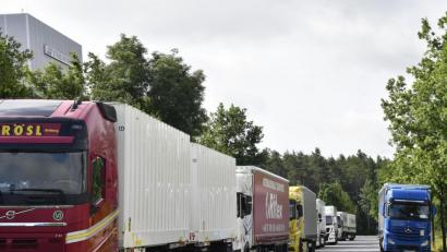 Bild: Petra Hartl
Dutzende Lkw stauen sich vor dem Stahlgruber-Hochregallager in Rosenberg: Weil viele Kommissionierer im Wareneingang und andere Beschäftigte streiken, kommt es zu erheblichen Verzögerungen beim Abladen und in der Warenannahme.