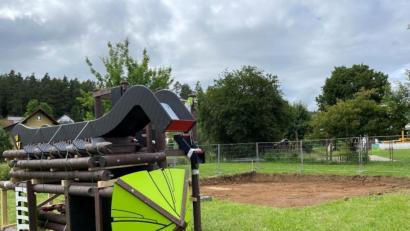 Bild: lei
Die Arbeiten am neuen Spielplatz in Eschenfelden laufen. In zwei Wochen wollen die Reservisten ihr Projekt abgeschlossen haben. Dann werden auch die Spielgeräte an Ort und Stelle sein.
