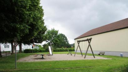 Bild: bnr
Auf Anordnung der Stadt Pfreimd soll der Kinderspielplatz an den Stadtweiherwiesen aufgelöst und die Spielgeräte abgebaut werden.