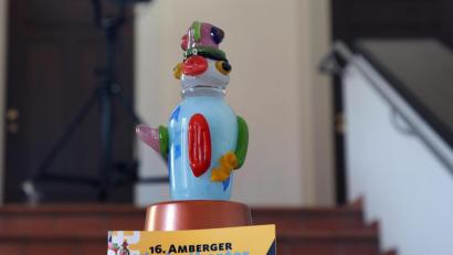 Bild: Wolfgang Steinbacher
Nach einer Idee des Künstlers Otmar Alt ist die Trophäe "Kit" entstanden: Das Ensemble, das der Kinder-Jury des Amberger Kindertheaterfestivals am besten gefallen hat, bekommt diesen besonderen Preis.