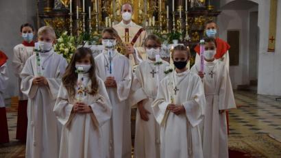 Bild: bö
Sechs Kinder aus den Pfarreien Hohenburg und Adertshausen empfangen in der Pfarrkirche St. Jakobus zum ersten Mal die Kommunion. Darüber freut sich Pfarrer Hans Jürgen Zeitler.