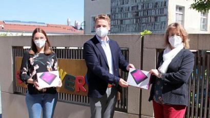 Bild: Wünsch/exb
Zwei Tablets übergab Andreas Roith an die Kinderkrippe Stadtzwerge. In Empfang genommen wurden die Geräte von Daniela Friedrich (rechts) von der Arbeiterwohlfahrt und Anja Walzenbach (links), der Leiterin der Krippe.
