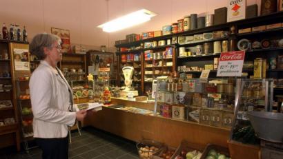 Bild: Horst Ossinger/dpa
Eine Besucherin steht im Regionalmuseum für Volkskunde in Kevelaer in einem Tante Emma-Laden (Symbobild).