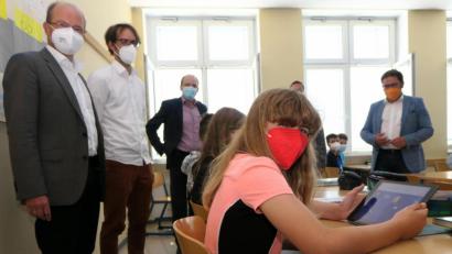 Bild: rhi
Beim Unterrichtsbesuch am Ortenburg-Gymnasium besprachen (von links) Jürgen Biffar (Stiftung Digitale Bildung), Lehrer Andreas Wohlgemuth, Schulleiter Ludwig Pfeiffer und MdL Tobias Gotthardt (rechts) Erfahrungen aus dem Schulversuch für die Brainix-Lernsoftware. Beim Thema „Digitales Lernen“ plant die Oberviechtacher Schule technische Aufrüstungen in den Klassenzimmern.