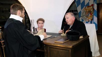 Bild: u
Max Haberer (Roland Fritsch, rechts) erbettelt sich in Gaststätten sein Essen. Das ist ein Fall für Amtsgerichtsrat (Christian Gnan). Kellnerin Franziska (Meike Birner) sagt als Zeugin aus.