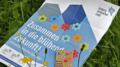 Bild: Petra Hartl
Wer einen Aufkleber mit „Keine Werbung“ am Briefkasten hat, hat den Brief mit den Blumensamen nicht bekommen. Deshalb laufen nun im Landratsamt die Telefone heiß.