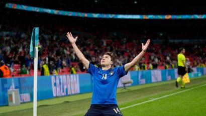 Bild: Frank Augstein/Pool AP/dpa
Italiens Federico Chiesa jubelt nach dem Führungstreffer im Achtelfinale der EM gegen Österreich. Werden die Italiener am Dienstagabend erneut siegen? Im Halbfinale geht es gegen Spanien.