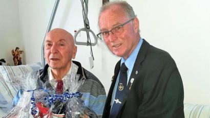 Bild: hcz
Vorsitzender Peter Ertl (rechts) gratulierte Andreas Enslein, einem der ältesten "7er"-Kameraden, zum 90. Geburtstag.