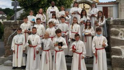 Bild: gri
21 Kinder feiern in der Pfarrei Wutschdorf mit Pfarrer Moses Gudapati (hinten, links) Erstkommunion.