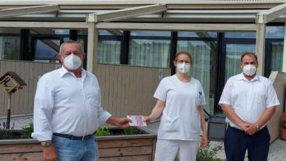 Bild: Kliniken Nordoberpfalz/exb
Willi Hirsch, Obmann der Schiedsrichtergruppe Weiden (links) und Beisitzer Edgar Götz (rechts) übergaben Chefärztin Dr. Stephanie Kuchlbauer eine Spende über 1000 Euro für die Palliativstation am Klinikum Weiden.