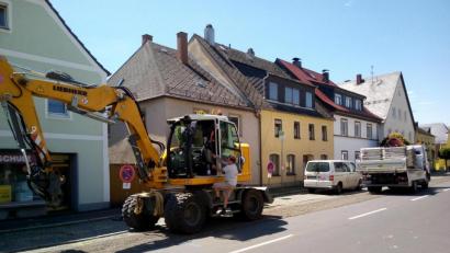 Bild: fpoz
Die ersten Bauarbeiten laufen. Die Zufahrt zum Markt ist für Anwohner und Kunden weiter möglich.