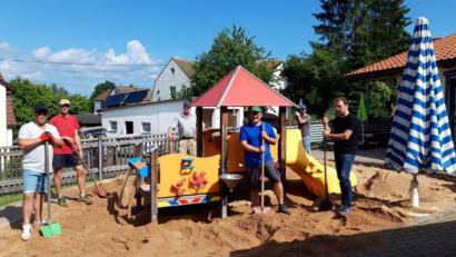 Bild: soj
Kirchenpfleger Stefan Kausler (vorne Mitte) sowie zahleiche Papas von Kindergartenkindern leisteten und Anleitung von Huber Becher gute Arbeit im Kinderhaus.