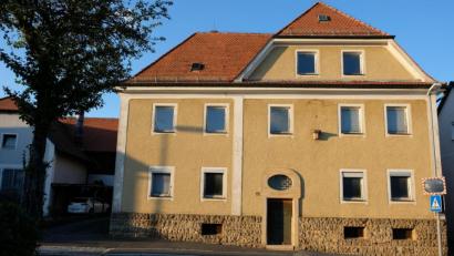 Bild: do
Sanierung oder Neubau des Schulgebäudes? Auf Antrag der CWG-Fraktion beschäftigt sich der Marktgemeinderat Kirchenthumbach in einer Sondersitzung einmal mehr mit diesem Thema. Auch das Elisabethenheim ist dabei noch nicht abgeschrieben. Beim Bürgerentscheid sprach sich eine klare Mehrheit für den Erhalt und eine zukunftsfähige Nutzung der Räumlichkeiten aus