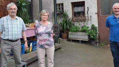 Bild: Karin Ockl/exb
Die Stadt- und Jugendblaskapelle „Grenzlandbuam“ Bärnau gratulierte Gretl Weigl zum 80. Geburtstag. Im Bild (von links) Ludwig Weigl, Gretl Weigl und Dirigent Günther Freundl.
