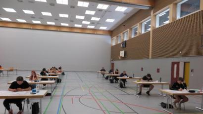Bild: jzk
25 Schülerinnen und Schüler der Abschlussklasse M10 der Mittelschule Kemnath unterzogen sich in der Mehrzweckhalle den schriftlichen Deutsch-Prüfungen für den Mittleren Schulabschluss.