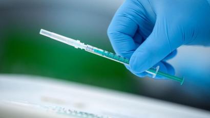 Symbolbild: Sina Schuldt/dpa
Schüler ab 12 Jahren können sich am Wochenende in Hof impfen lassen.