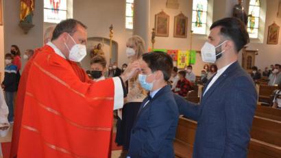 Bild: jr
Regens Martin Priller, der Chef des Regensburger Priesterseminars, firmte am Samstagvormittag in Mitterteich 92 junge Menschen.