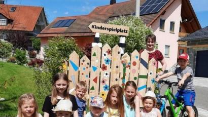 Bild: amö
Als die bemalten Bretter "Am Hopfenfeld" aufgestellt wurden, bedankte sich Bürgermeisterin Sonja Meier (im Hintergrund) bei den Buben und Mädchen.