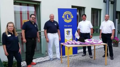 Bild: Lions-Club Neustadt
Die Neustädter Lions überreichen für Senioren in den Heimen Tablets an das BRK mit (von links) Heimleiterin Michaela Heldwein-Keim, dem damaligen Lions-Präsidenten Yul Regler, dem Kabinettsbeauftragten Senioren Christian Kick, Kreisgeschäftsführer Sandro Galitzdörfer und dem BRK-Referenten für Pflege Andreas Wöhrl.