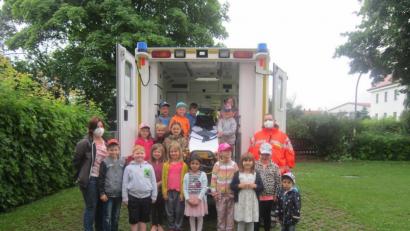 Bild: Städtisches Kinderhaus Mitterteich/exb
Ein Team des BRK war mit einem Rettungswagen im Kinderhaus die „Die kleinen Hankerler“ in Mitterteich zu Gast.