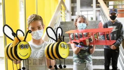 Bild: Gabi Schönberger
Die Bienchen von Matteo Böhm siegten vor dem Flugzeug von Jan-Nicolas Reil und dem Insektenhotel von Maximilian Scheirer, das bereits im Garten hängt (von links).