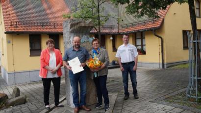 Bild: wel
Bürgermeisterin Anita Forster (links) gratulierte Alfons Richthammer zum 25-jährigen Dienstjubiläum, Ehefrau Silvia erhielt einen Blumenstrauß. Ab September arbeitet Josef Paumer (rechts) im Bauhof mit.