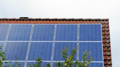Symbolbild: Caroline Seidel/dpa
Eine Photovoltaikanlage auf einem Hausdach: In Weigendorf wären auf den drei Gebäudeteilen der Feuerwehr und des Bauhofs bis zu 90 Module möglich.