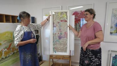 Bild: jzk
Bei der Besprechung ihres „Familienbildes“ freute sich Waltraud Müller (rechts) über das Lob von Susanne Vonhoff.