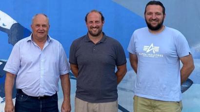 Bild: 1. EV Weiden/exb
Dennis Maschke (Mitte) wird zukünftig neben Thomas Schneeberger als hauptamtlicher Trainer beim 1. EV Weiden fungieren. Vorsitzender Thomas Siller und stellvertretender Nachwuchsleiter Matthias Wirth hießen ihn in der Oberpfalz willkommen..