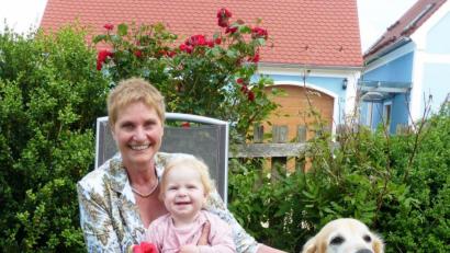 Bild: jp
Die 65. Jährige Jubilarin Monika Breunig mit ihrer jüngsten Enkelin Elisabeth und ihrem treuen Hund Leo, der beide mit Argusaugen bewacht.