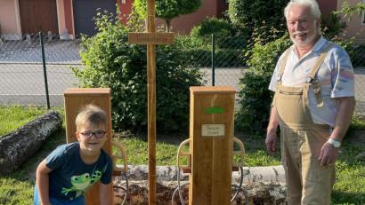 Bild: Kindergarten St. Vitus/exb
Ben betankt stolz sein Bobby Car an der Tankstelle, die sein Opa Eduard Ströhl für den Kindergarten gebaut hat.