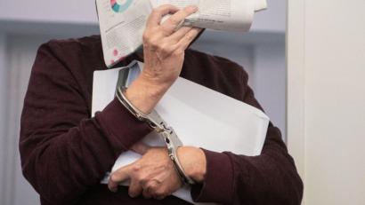 Bild: Marijan Murat, dpa
Der Angeklagte Hartmut M. auf dem Weg in den Gerichtssaal in Stuttgart. Er soll eine weitere Frau ermordet haben.