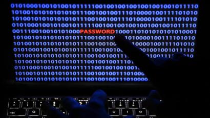 Archivbild: Oliver Berg
Die Hacker-Angriffe im Internet nehmen ständig zu. Die bayerische Polizei will dieser Form der Kriminalität mit spezialisierten, mobilen Einsatzkräften entgegenwirken.