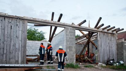 Archivbild: Daniel Karmann/dpa
Feuerwehrmänner begutachten am 29.05.2015 in Ohausen bei Freystadt (Landkreis Neumarkt) ein Gebäude, welches durch eine Windhose beschädigt wurde.