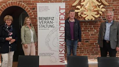 Bild: ld
Zu einem Pressegespräch hatte Wolfgang Göldner (Zweiter von rechts), Gründer von "MuT", nach Erbendorf eingeladen. Im Sitzungssaal des Rathauses begrüßte Bürgermeister und Schirmherr Johannes Reger (rechts) Johanna Schirdewahn (links), Vertreterin von "Asante", und Berufssängerin Heidi Reil.