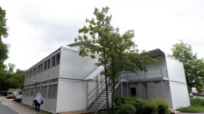 Bild: Ralf Münch
Um den Platzbedarf zu decken, stehen am Landratsamt Bayreuth mehrere Bürocontainer.