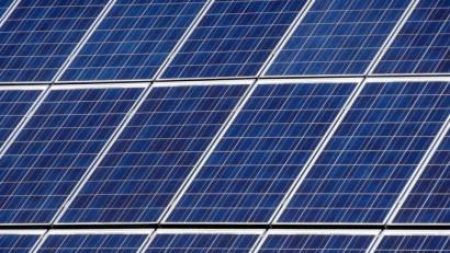 Symbolbild: Andrea Warnecke/dpa
Solarmodule für eine Freiflächen-Photovoltaikanlage, wie sie auch schon bald für den Solarpark Kürmreuth benötigt werden.