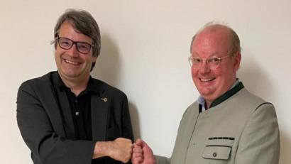 Bild: Lions-Club/exb
Christoph René Holler (links) übernahm das Amt des Präsidenten des Lions-Clubs Marktredwitz-Fichtelgebirge von Severin Wejbora (rechts).