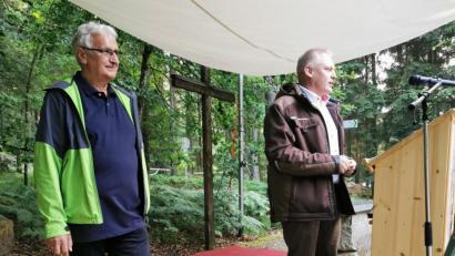 Bild: hzi
Manfred Schaller, (links) der Vorsitzende des Kapellenvereins Heinersreuth, heißt zur Jahreshauptversammlung unter freiem Himmel auch Bürgermeister Jürgen Kürzinger willkommen.