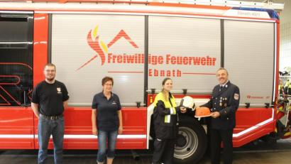 Bild: soj
Auch einen neuen Helm konnte die junge Feuerwehrfrau Sophia Käs aus den Händen des Kommandanten Gerhard Horn entgegennehmen. Ihre ehemaligen Ausbilder Stefan Wartinger (von links) und Monika Horn gratulierten.