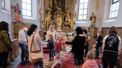 Bild: le
Das Geburtstagsgeschenk des Frauenbundes an die Wichtel wird von den Kleinen gleich noch in der Kirche ausprobiert.
