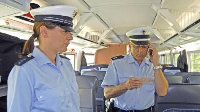 Bild: Bundespolizei/exb
Bei einer Kontrolle in einem Regionalexpress stellte die Polizei Drogen sicher. Der Reisende leistete Widerstand.