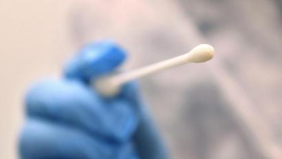 Symbolbild: Karl-Josef Hildenbrand/dpa
Ein Abstrich für einen Coronatest. In Deutschland sind knapp 4.000 Menschen trotz vollem Impfschutz erkrankt.