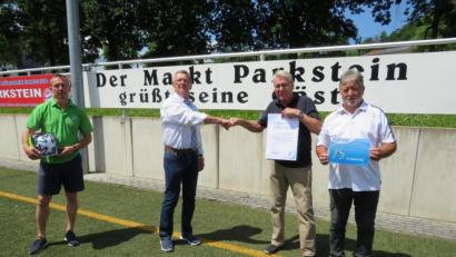 Bild: adj
Im gebührenden Abstand nahm Herbert Piller die Urkunde entgegen. Von links Heinz Rast, Berthold Kraus, Herbert Piller und Erwin Glaubitz