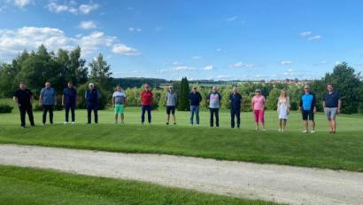 Bild: Golfclub Stiftland/exb
Die erfolgreichsten Teilnehmer, von links Mathias Alius, Markus Mauerer, Wilhelm Schreiber, Präsident Wolfgang Ries, Alex Hofmann, Christian Vogl-Basque, Johannes Vollath, Andreas Kunz, Ernst Forte, Frank Jesse, Christine Schöner, Monika Burger, Anton Hochberger und Ulrich Liegl.