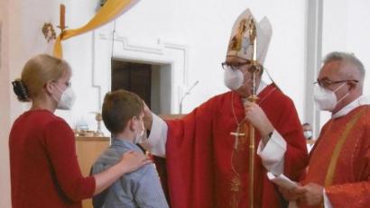 Bild: mma
Weihbischof Josef Graf, assistiert vom Hahnbacher Diakon Dieter Gerstacker, spendet das Sakrament der Firmung.