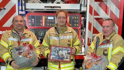 Bild: nza
Mitglieder der Feuerwehr Krummennaab mit den überreichten Geschenken.