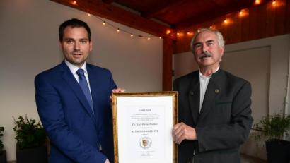 Bild: bey
Bürgermeister Sebastian Hartl (links) überreicht seinem Vorgänger Karl-Heinz Preißer die Ernennungsurkunde zum Altbürgermeister.