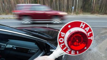 Symbolbild: Armin Weigel/dpa
Eine Polizeikontrolle wurde einem Mann in Weiden zum Verhängnis.