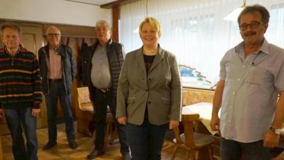 Bild: eib
Josef Ebenhöch (Dritter von rechts) steht als neuer Vorsitzender an der Spitze des CSU-Ortsverbands Weiding. Mit auf dem Bild (von links) die stellvertretenden Vorsitzenden Emanuel Schöniger und Erich Schlicker, Schatzmeisterin Martina Herrmann und Bürgermeister Manfred Dirscherl. Emanuel Schöniger wurde in der Versammlung auch für 50 Jahre in der CSU geehrt.